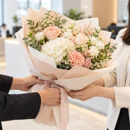 기념일 꽃다발을 전달하는 모습